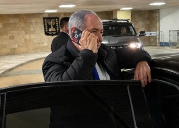 Нетаньягу почав заклеювати камери на своїх телефонах: яка причина