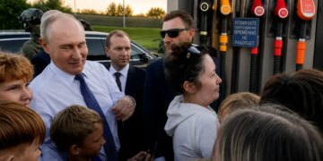 Путін зустрівся із росіянами біля заправки без бензину