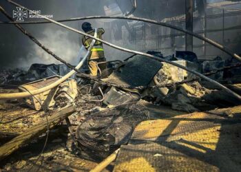 Вогонь та постійні тривоги: рятувальники ліквідовують наслідки атаки на Київщині