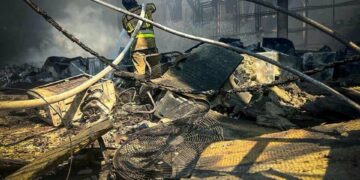 Вогонь та постійні тривоги: рятувальники ліквідовують наслідки атаки на Київщині