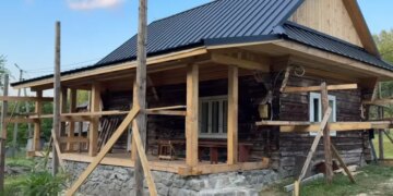 Блогер показав, як відновлює стару хату в Карпатах