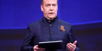 Медведєв обізвав молодих росіян, які виступають проти війни, «придурками з викривленими мізками»