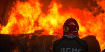 Балістична атака РФ: у двох районах Києва сталися пожежі, постраждала людина