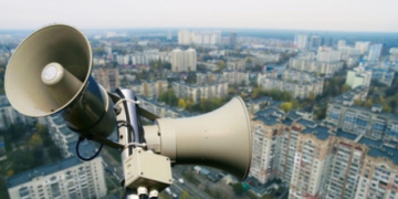 У столиці та на Київщині готують диференційовану систему повітряних тривог та скорочення зупинок поїздів