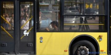 Через ворожу атаку у Києві можливі зміни руху автобусів