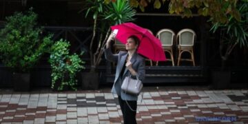 Сьогодні в Україні дощитиме, на заході очікуються грози та град, вдень до +33°