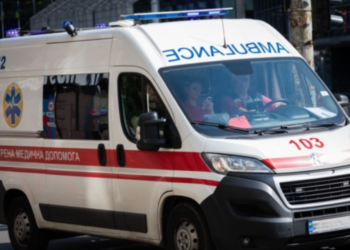 Війська РФ атакували багатоповерхівку в Херсоні, є постраждалі