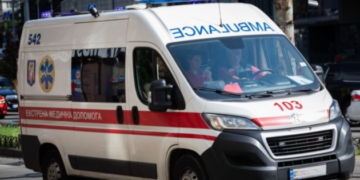Війська РФ атакували багатоповерхівку в Херсоні, є постраждалі