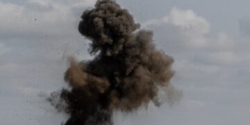У Києві прогриміли вибухи: ворог атакує балістикою, є влучання в кількох районах