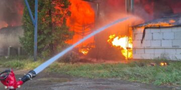 У Львові сталася пожежа на складі з аерозольними балончиками, двоє людей загинули