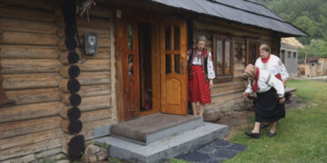 На Прикарпатті 150-річну хату перетворили на музей