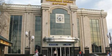 Росія вдарила балістикою по залізничному підприємству в Києві, є загиблий