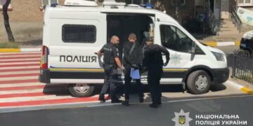 Грабіж серед дня: у Білій Церкві чоловік зірвав із жінки золотий ланцюжок