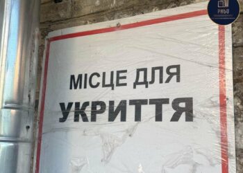 Пліснява, вода і важке повітря: як виглядає одне з укриттів Києва