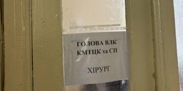 Чоловіка з ВІЛ, туберкульозом і травмами відправили до війська: що вирішив суд