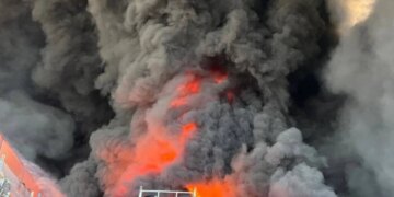 Київщина зазнала повторної атаки РФ: горять логістичні об’єкти (фото, відео)