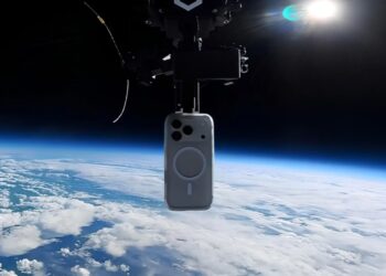 Смартфон скинули зі стратосфери і він пережив падіння