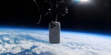 Смартфон скинули зі стратосфери і він пережив падіння