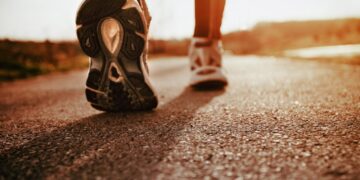 Вчені пояснюють, чому з віком ходьба стає набагато важчою