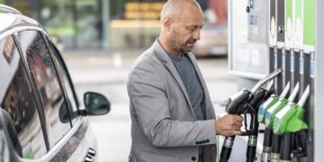 АЗС показали ціни на 26 серпня: як не переплатити до 6 гривень на кожному літрі