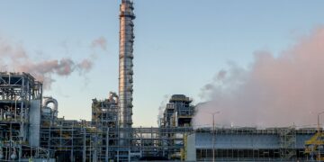 Атака дронів зупинила найбільший нафтохімічний комплекс Росії в Тобольську, – Reuters