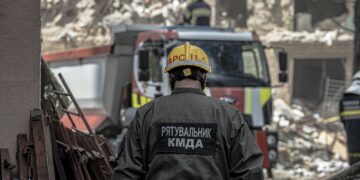 Розбиті будинки й згорілі авто: який вигляд має Київ після удару РФ (відео)