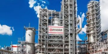 Четвертий за величиною НПЗ Росії зупиняє переробку нафти після атаки дрона, – Reuters