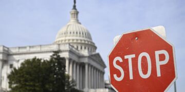 Чи достатньо просто пригальмувати перед знаком STOP: що вимагають ПДР