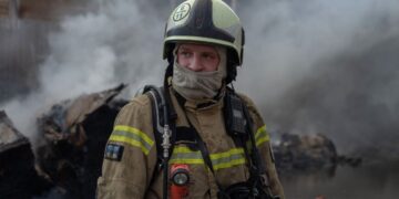 Росіяни вдарили по АЗС біля будинку в Харкові, виникла пожежа