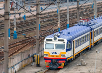 Транспортний хаос через обстріли: в Києві зупинилось десятки потягів
