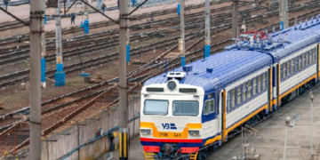 Транспортний хаос через обстріли: в Києві зупинилось десятки потягів