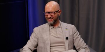 Яценюк згадав жарт про Порошенка: за один торт підтримали на президента