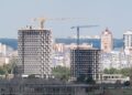Війна не обвалила ціни. Чому квартири в Києві досі дорогі і чого чекати далі