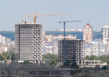 Війна не обвалила ціни. Чому квартири в Києві досі дорогі і чого чекати далі