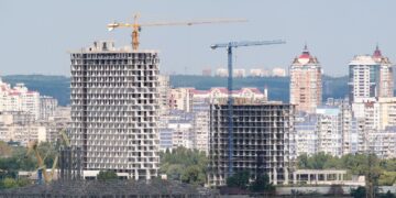 Війна не обвалила ціни. Чому квартири в Києві досі дорогі і чого чекати далі