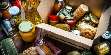 Київ готується до складної зими: місто накопичує продукти та питну воду