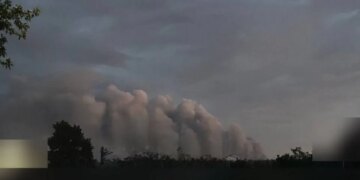 Під Києвом ворожий дрон влучив у складські приміщення, видно стовп диму