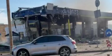 росіяни вдарили по АЗС у двох районах Києва