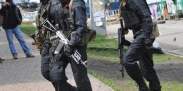 На Донеччині "вибори" до держдуми рф проводять під наглядом озброєних автоматами людей
