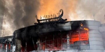 росіяни вдарили по ТЦ у Дніпрі: є постраждалі