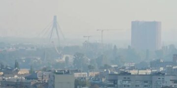 У Києві та області після ворожих атак спостерігається задимлення, людям радять зачинити вікна