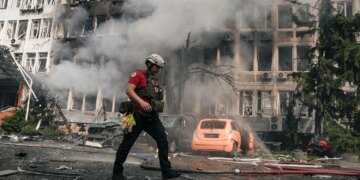 Ворожа атака на Київ триває – кількість постраждалих зросла до 43, на територію навчального закладу упав дрон