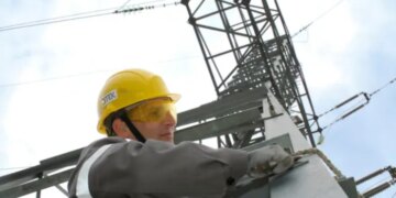 ДТЕК за тиждень повернув світло майже 720 тис. родин після обстрілів