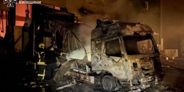 На Київщині вогнеборці загасили пожежі на трьох складах після ударів ворога (фото)