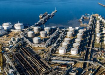 Нафтові доходи Росії впали до найнижчого рівня за півроку – Bloomberg