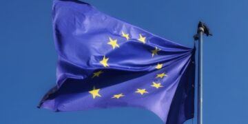 ЄС хоче обмежити візовий режим для росіян та розширити санкції проти танкерів РФ – Bloomberg