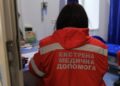 У Києві уламки російського дрона впали на склади, є поранений