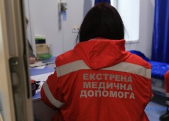 У Києві уламки російського дрона впали на склади, є поранений