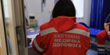 У Києві уламки російського дрона впали на склади, є поранений