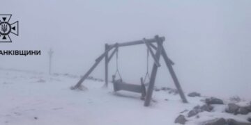 У Карпатах зимова погода: на горі Піп Іван сніг та 3° морозу